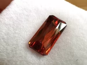 長方形橙紅色錳鋁榴石